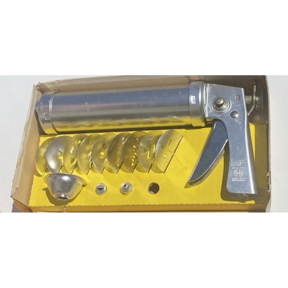 Vintage Wear-Ever Cookie Gun with Thickness Control 9 Cookie Shapes 2 Tips Box